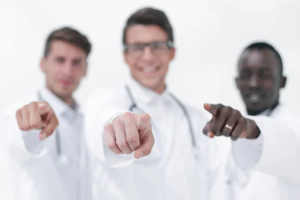 Imagem turva de um grupo de médicos apontando para você — Fotografia de Stock