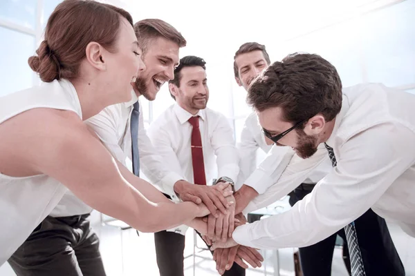 Colegas de sucesso juntar as mãos — Fotografia de Stock