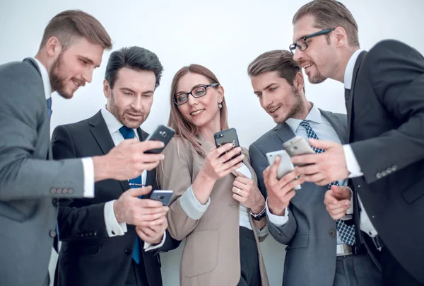 Grup iş insanların telefonlarında bir mesaj okuma — Stok fotoğraf