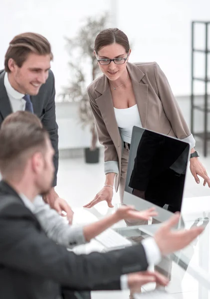 Business team bespreekt online nieuws in het kantoor. — Stockfoto