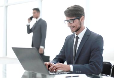 Office aygıtları ile iki iş adamı