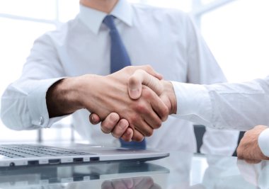 Kapat. Meslektaşlar masanın üstünde el sıkışıyor.