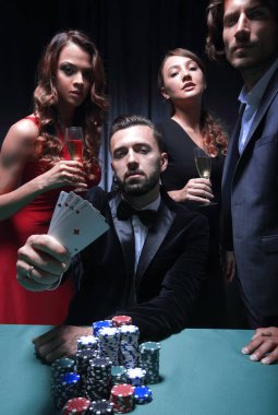 Erkekler ve kadınlar casino poker oynamaya konsantre