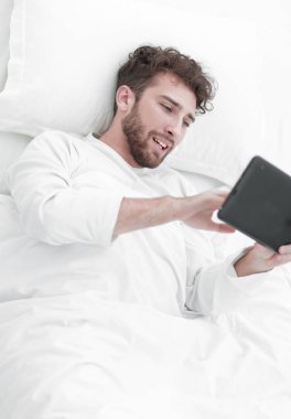 arka plan görüntüsü. Dijital tablet ile çalışan adam.