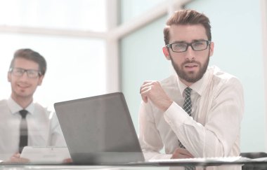 up.smiling iş arkadaşları masa başında oturan kapatın