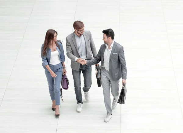 Övre view.business kollegor hälsning varandra — Stockfoto