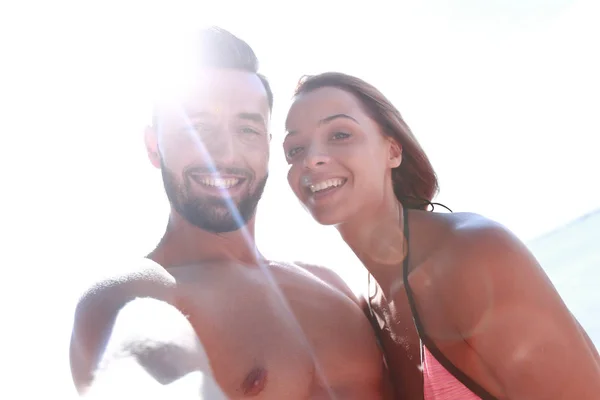 Glückliches Paar, das unbeschwerte Zeit am Strand im Freien verbringt. — Stockfoto