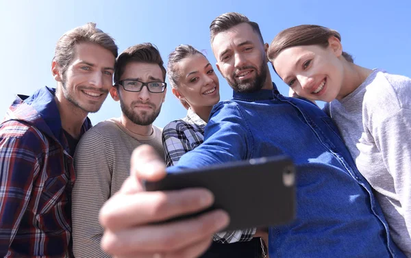 Grupp elever att ta en selfie — Stockfoto