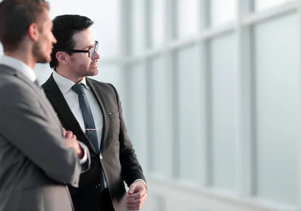 Parceiros de negócios discutindo perspectivas de trabalho — Fotografia de Stock