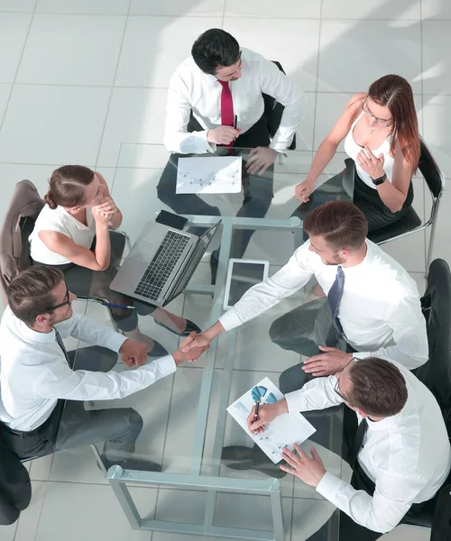Бизнес-команда обсуждает вместе бизнес-планы — стоковое фото
