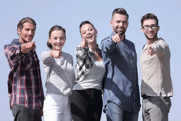 Selbstbewusste junge Leute zeigen Hände nach vorne — Stockfoto