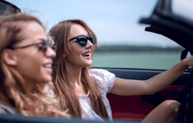 iki kız bir Cabrio araba