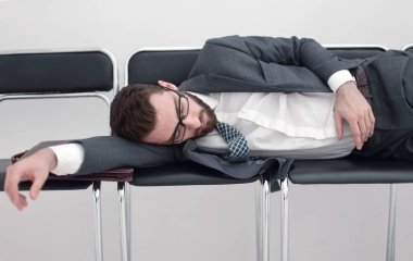 office Koridordaki sandalyeler üstünde uyumak yorgun iş adamı