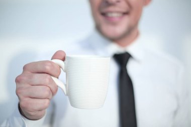 bir bardak tutan işadamı