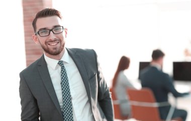 Ofisin arka planında başarılı bir işadamı