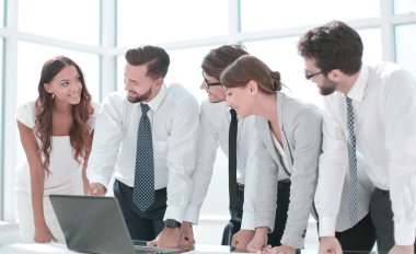 İş ekibi çevrimiçi bilgileri tartışıyor