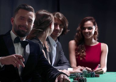 casino poker oyununda üzerinden seyir puro olan adam