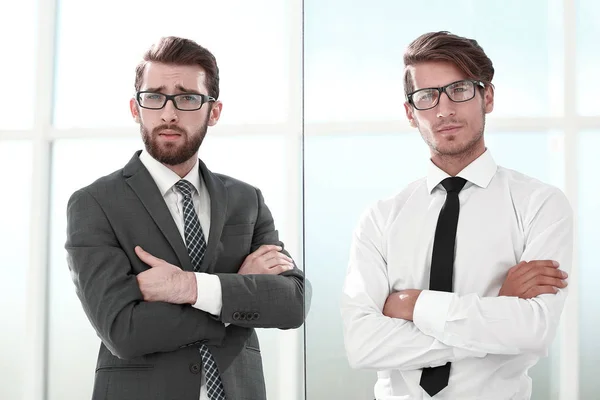 Deux hommes d'affaires debout dans le bureau — Photo