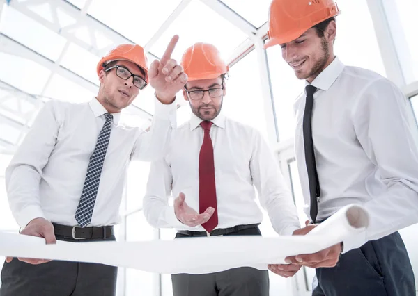 Empresário e arquitetos discutindo os esboços do novo projeto — Fotografia de Stock