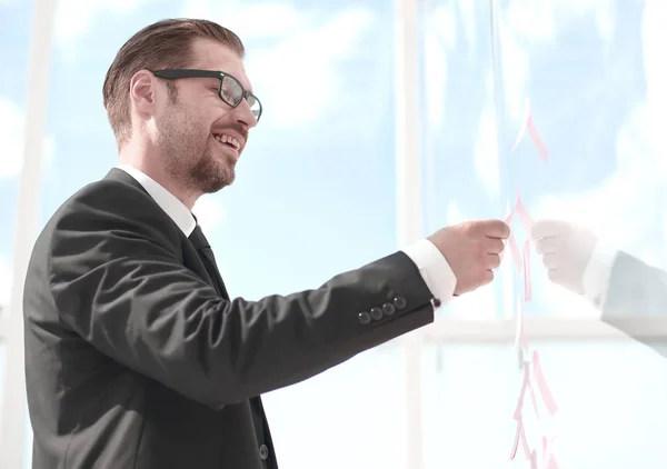 Close up.businessman reading the sticker-note on the glass — Stock Photo, Image