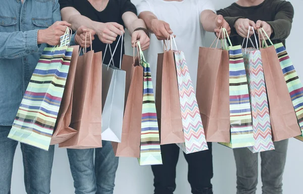 Un gruppo di persone tiene un sacchetto regalo . — Foto Stock