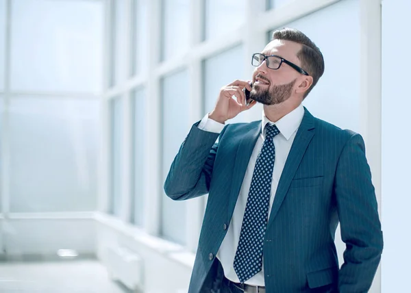 Exitoso hombre de negocios hablando por teléfono móvil . — Foto de Stock