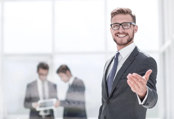 Усміхнений бізнесмен вітає рукостискання — стокове фото