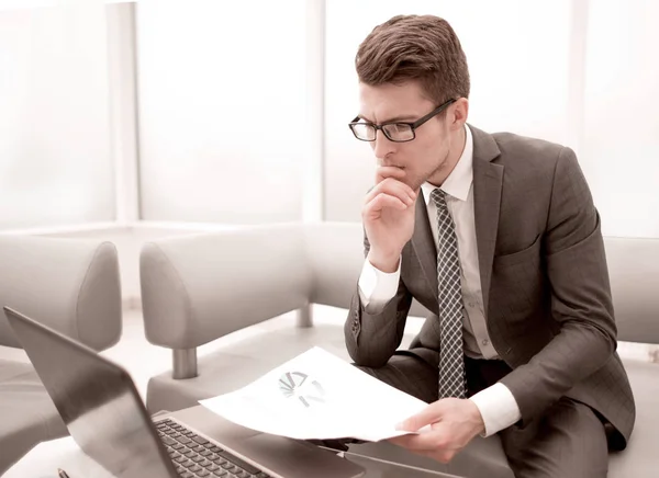 Homme d'affaires souriant vous saluant dans son bureau — Photo