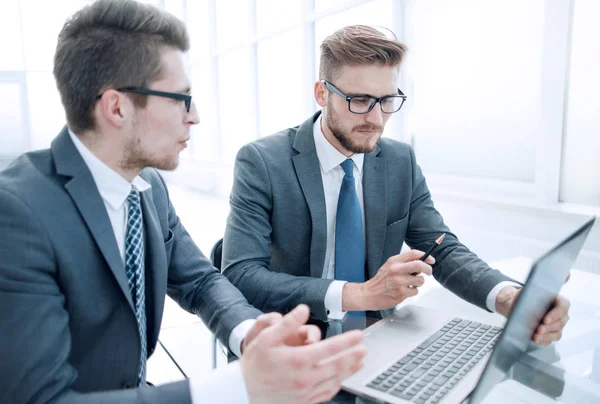 Hautnah.Kollegen diskutieren am Schreibtisch. — Stockfoto