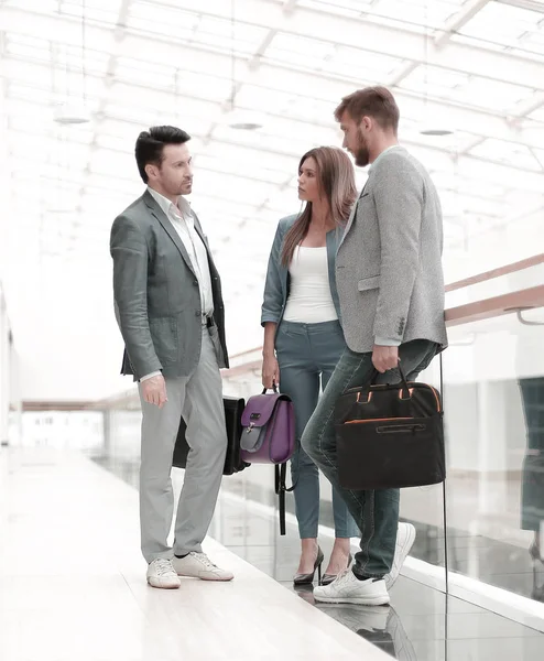 Gruppo di giovani uomini d'affari in piedi in un moderno centro commerciale . — Foto Stock