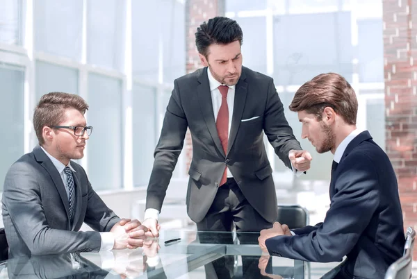 Empresário irritado realiza uma reunião com funcionários — Fotografia de Stock