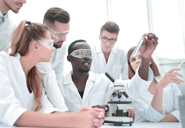 Grupo de jóvenes clínicos experimentación en laboratorio de investigación — Foto de Stock