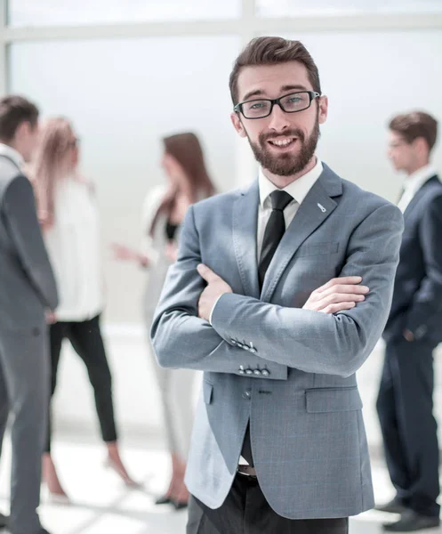 Uomo d'affari moderno in piedi in ufficio — Foto Stock