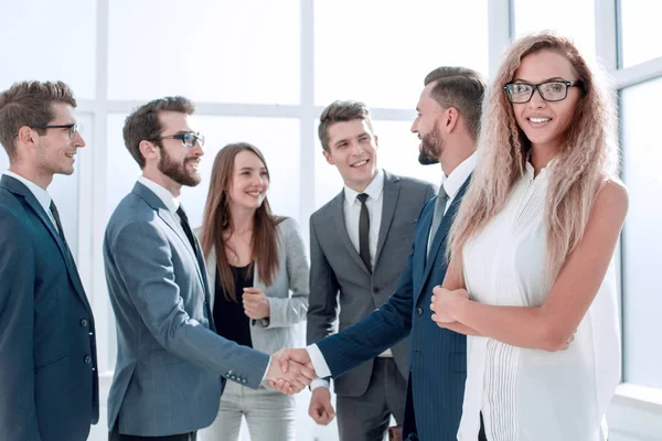 Apretón de manos de empresarios en el pasillo de la oficina — Foto de Stock