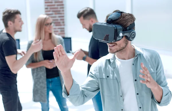 Hombres jóvenes con gafas de realidad virtual — Foto de Stock