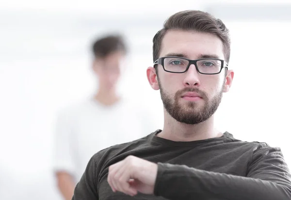Bonito homem jovem concentrado em óculos — Fotografia de Stock