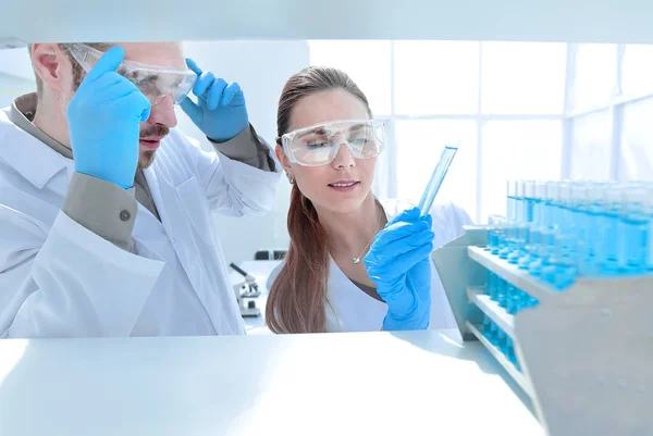 Dos investigadores realizan estudios de laboratorio . — Foto de Stock