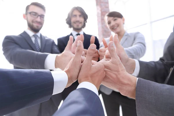 Equipe de negócios mostrando polegares para cima. — Fotografia de Stock