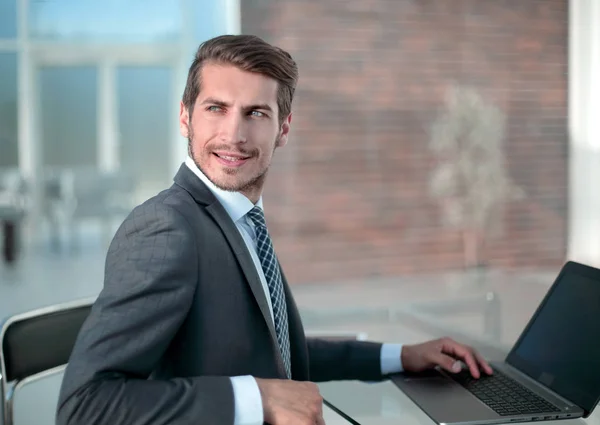 Hombre de negocios sentado en la mesa de la oficina . — Foto de Stock