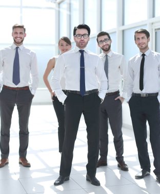 Ofiste duran bir grup genç çalışan.