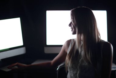 yakın up.a genç kadının yanına belgili tanımlık okul sırası.