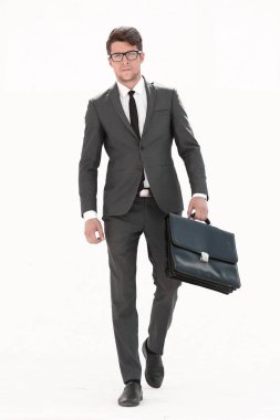 deri evrak çantası ile kendine güvenen işadamı ileri gider