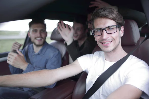 Närbild sida porträtt av lycklig man kör bil — Stockfoto