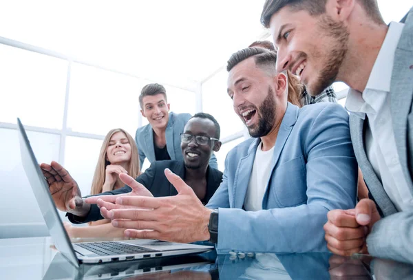 Negocios, personas, trabajo en equipo y concepto de planificación - equipo de negocios sonriente trabajando en la oficina — Foto de Stock