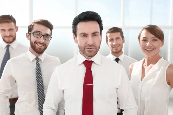 Бизнесмен стоит перед своей бизнес-командой — стоковое фото