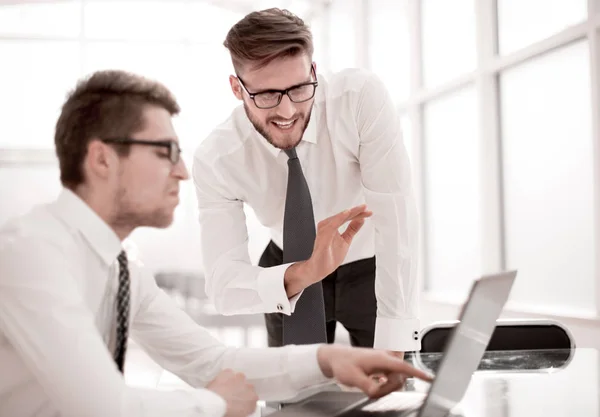 De cerca. empleados exitosos trabajan en una computadora portátil — Foto de Stock