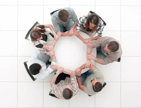 Vista superior.A equipe de negócios dá as mãos, formando um círculo — Fotografia de Stock