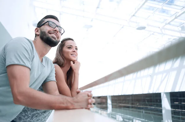 Primer plano.pareja joven de pie en la terraza del hotel —  Fotos de Stock