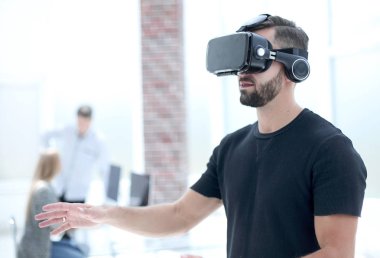 Modern VR gözlükleri olan yakışıklı bir erkek hasta.