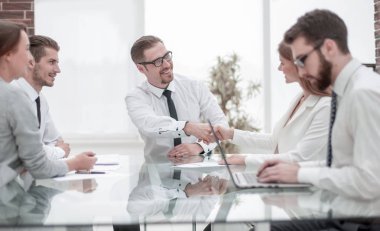 Yöneticisi sallayarak iş ortağı